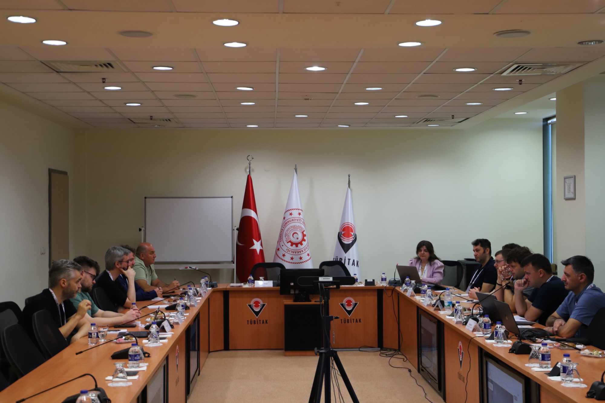 Day 1 — partners discussing the project plan in the TÜBİTAK UME meeting room