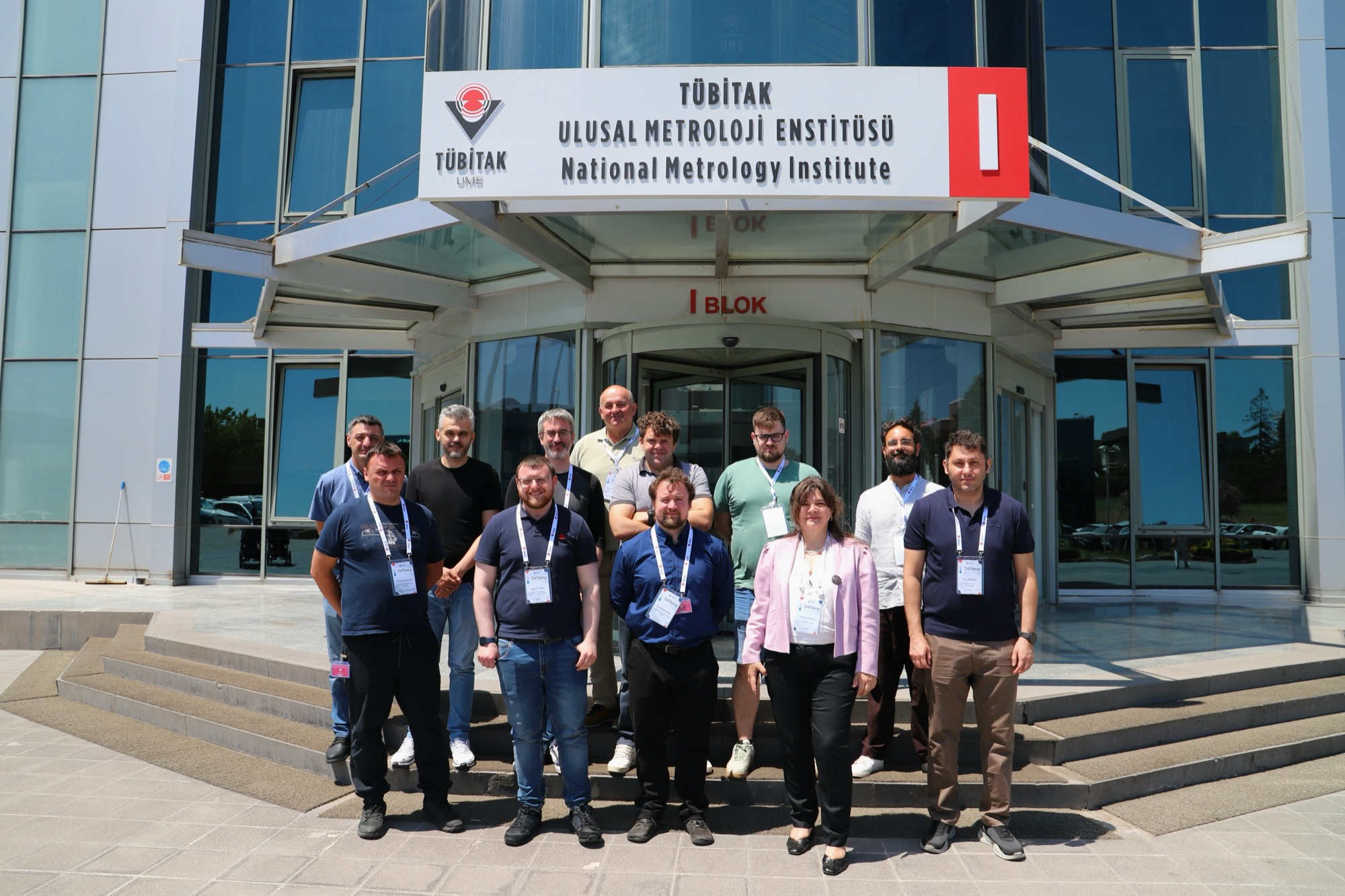 Group photo at the entrance of the TÜBİTAK Ulusal Metroloji Enstitüsü